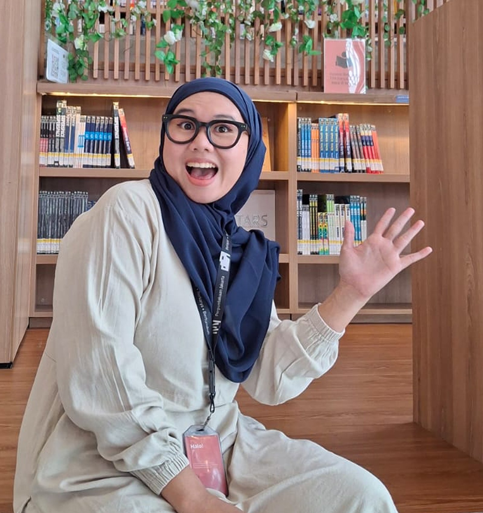 Kak Mumu, pendiri Halo Mumu, melambaikan tangan dengan senyum hangat